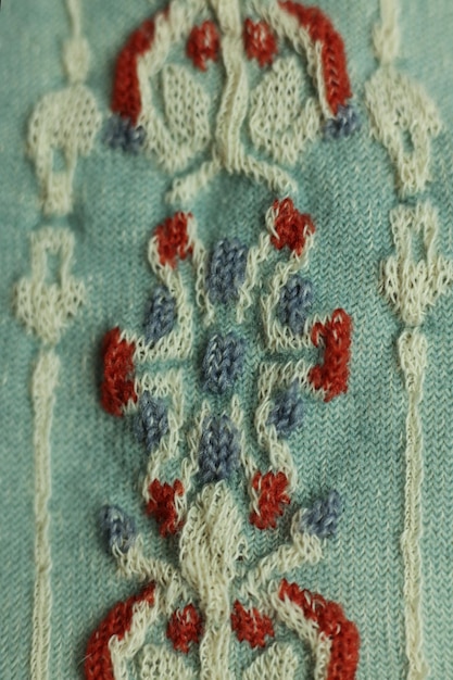 haftowane wzory na tkaninie